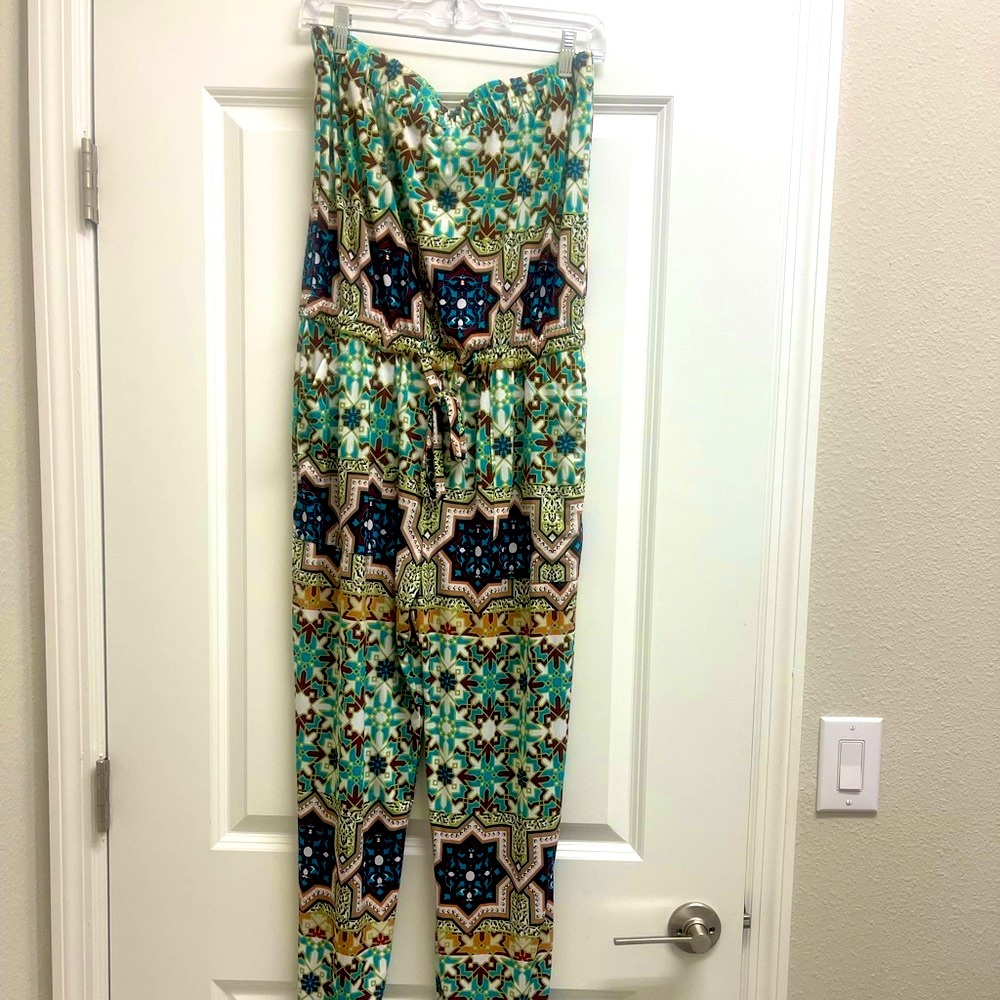 Strapless multicolored romper/jumpsuit. Size medium